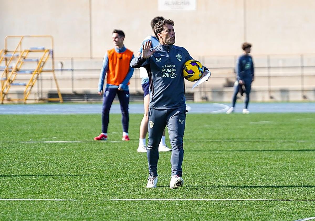Rubi dirige a los suyos en un entrenamiento.