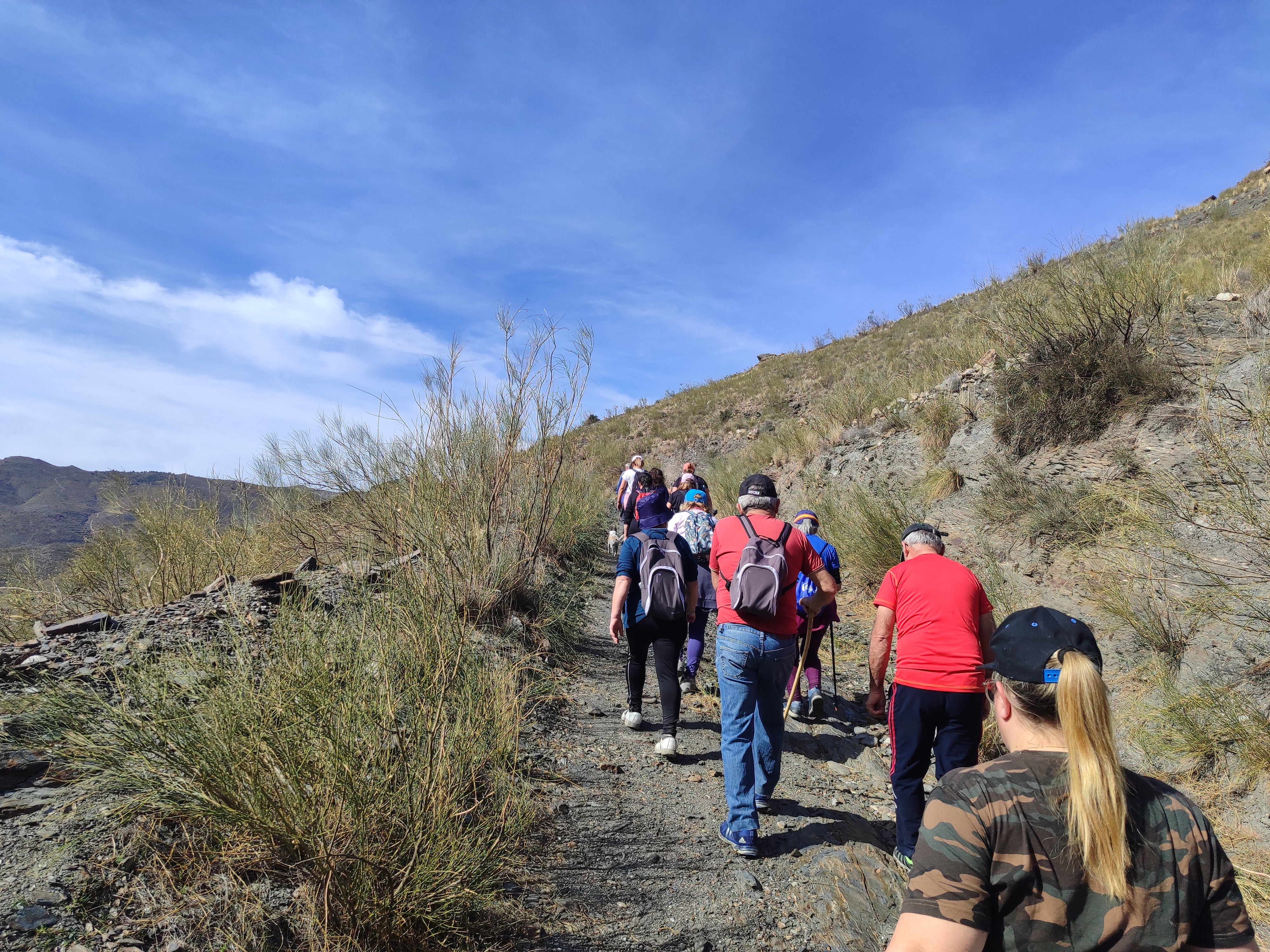 Velefique disfruta en familia de la ruta de almendros en flor