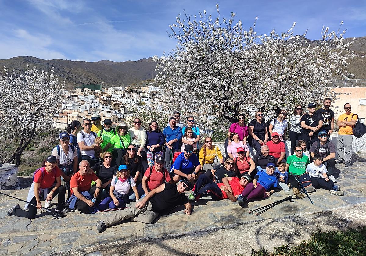 Velefique disfruta en familia de la ruta de almendros en flor