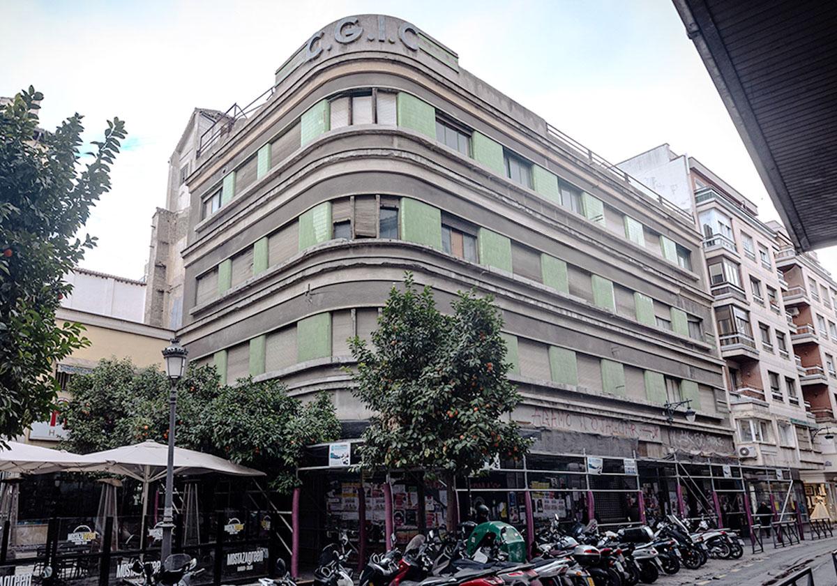 Vista del edificio de la calle Alhóndiga descubierto tras años tapado por un telón