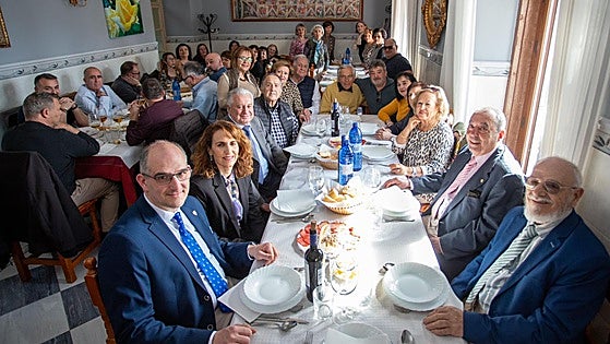 La Archicofradía del Rosario celebra el 80 cumpleaños del padre Larios en las Comendadoras de Santiago