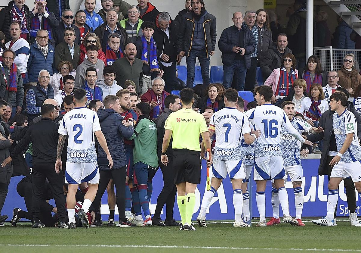 La expulsión de Ricard en El Alcoraz propició una leve tangana en el césped.