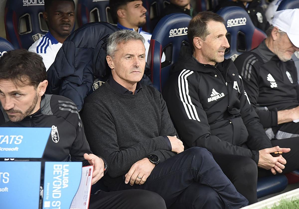 Fran Escribá, en el banquillo de El Alcoraz con el Granada.