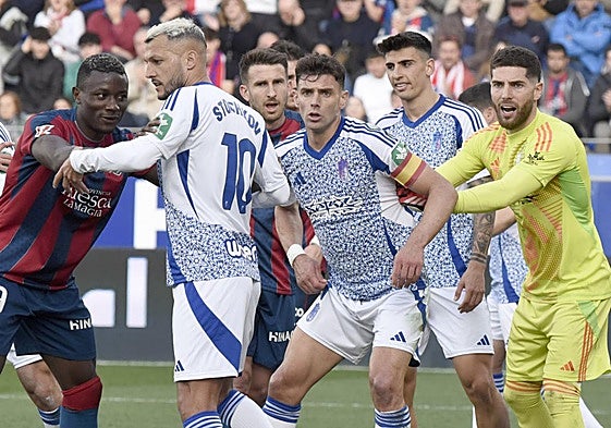 Lucas Boyé, con el brazalete, defiende una acción a balón parado.
