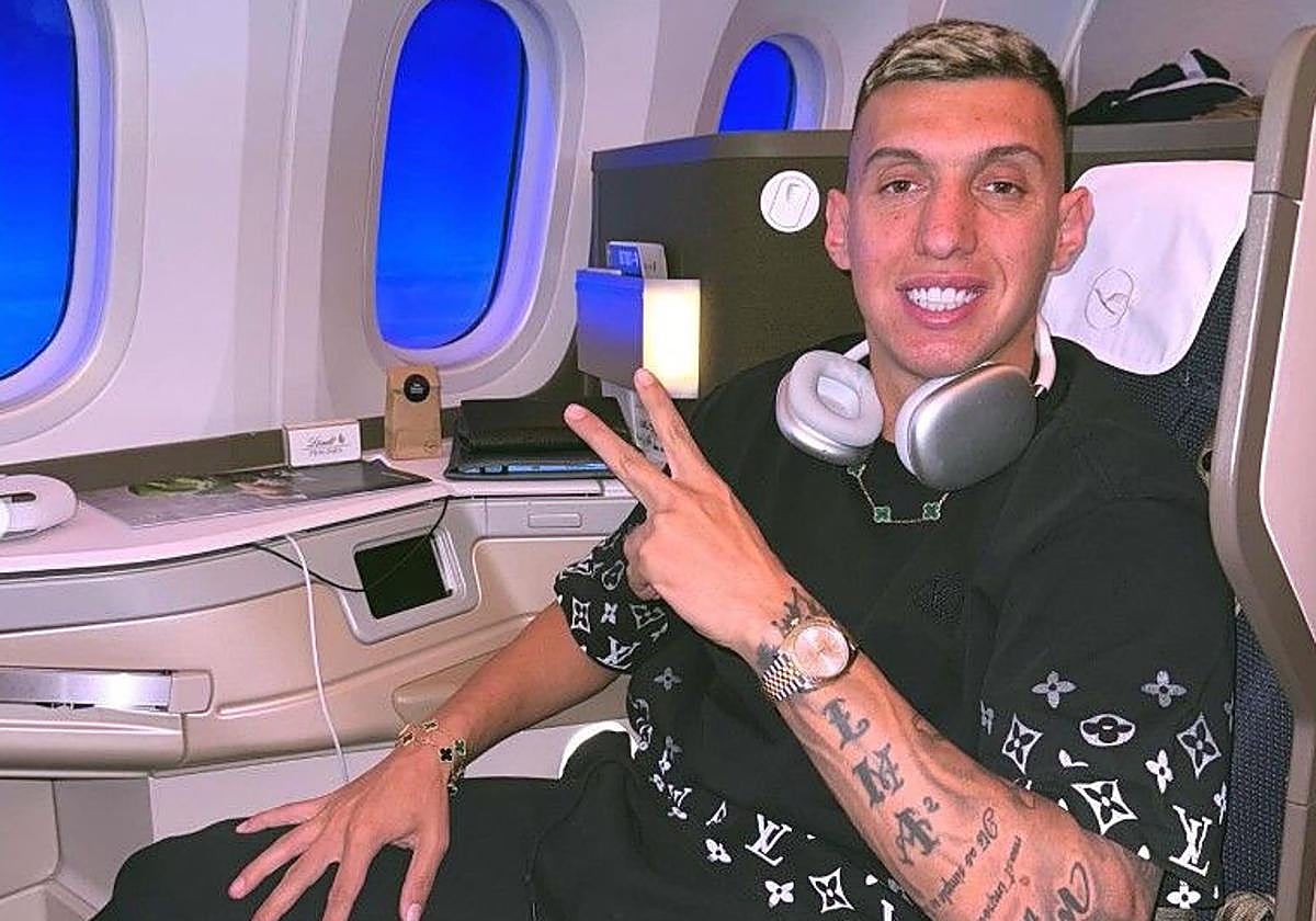 Myrto Uzuni posa en el avión hacia Estados Unidos.