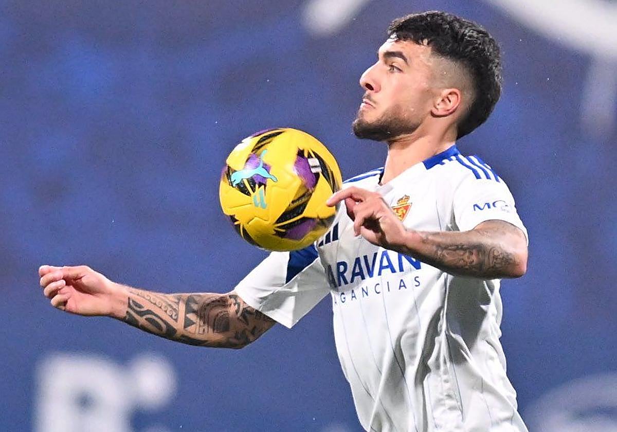 Tasende controla un balón con el pecho.