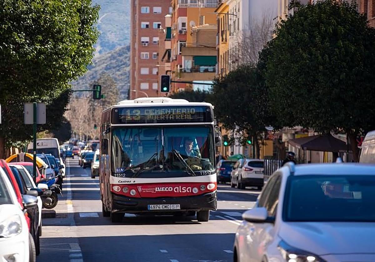 Un autobús urbano en Granada.