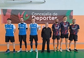 Los jugadores del Huétor Vega, de azul, posan junto con sus rivales y el árbitro.