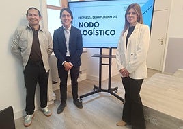 Luis García Millán junto a los autores del proyecto Ana Isabel Vallejo y Jhon Larry Valencia.