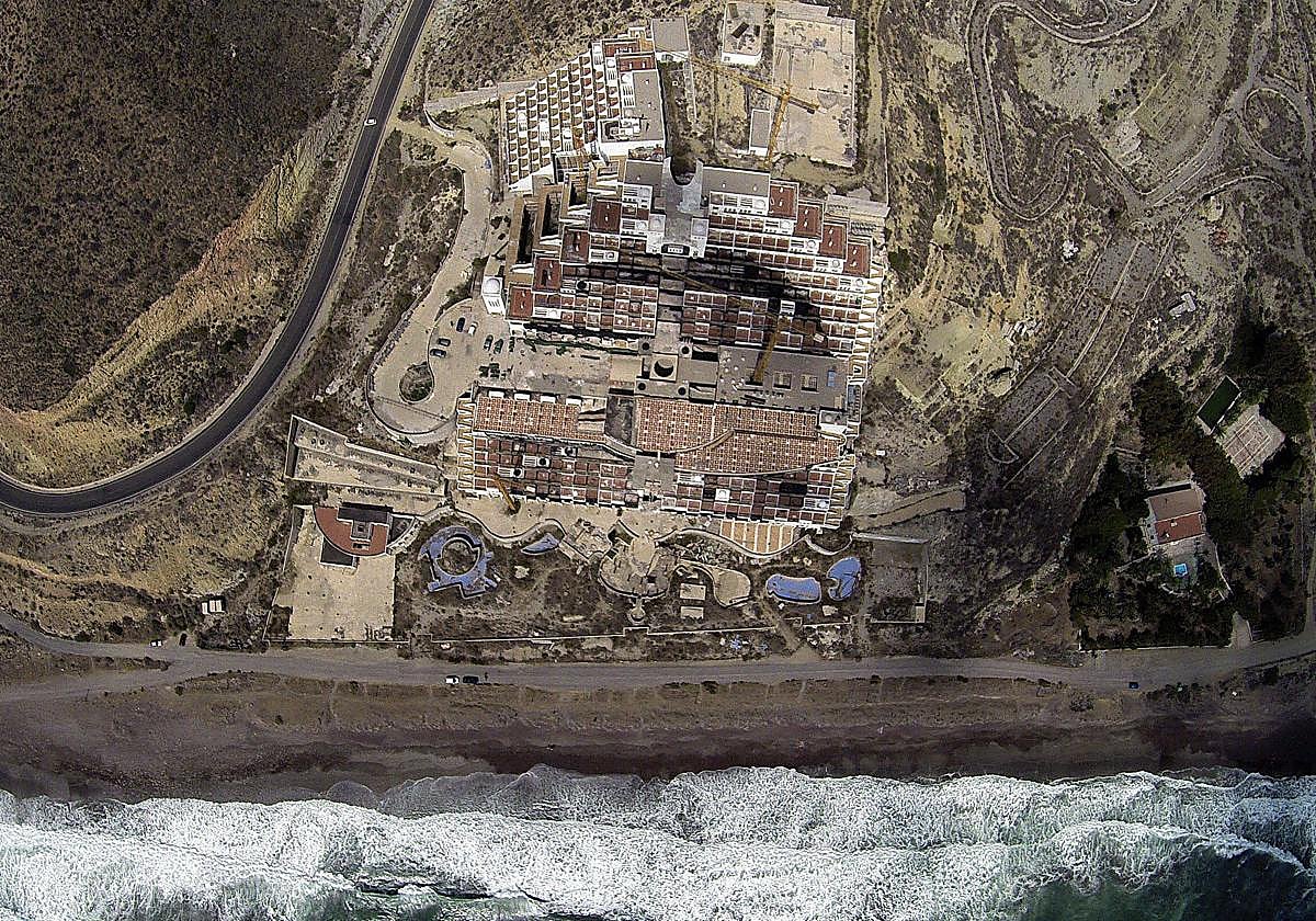 Al camarero no, la cuenta a Montero