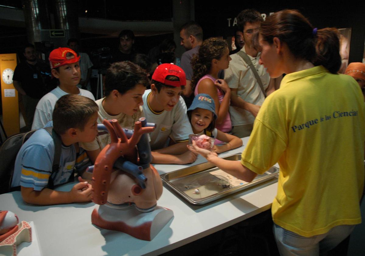 Una monitora del Parque de las Ciencias con unos niños, en una foto de archivo.