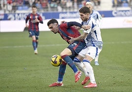 Tsitaishvili defiende el lateral izquierdo ante Joaquín durante la visita al Huesca.