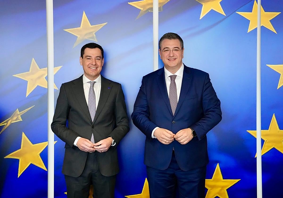 Juanma Moreno y Apóstolos Tzitzikostas este miércoles en Bruselas.