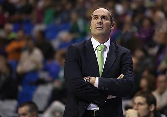 Curro Segura, exentrenador del CB Granada, mira el marcador en un partido.