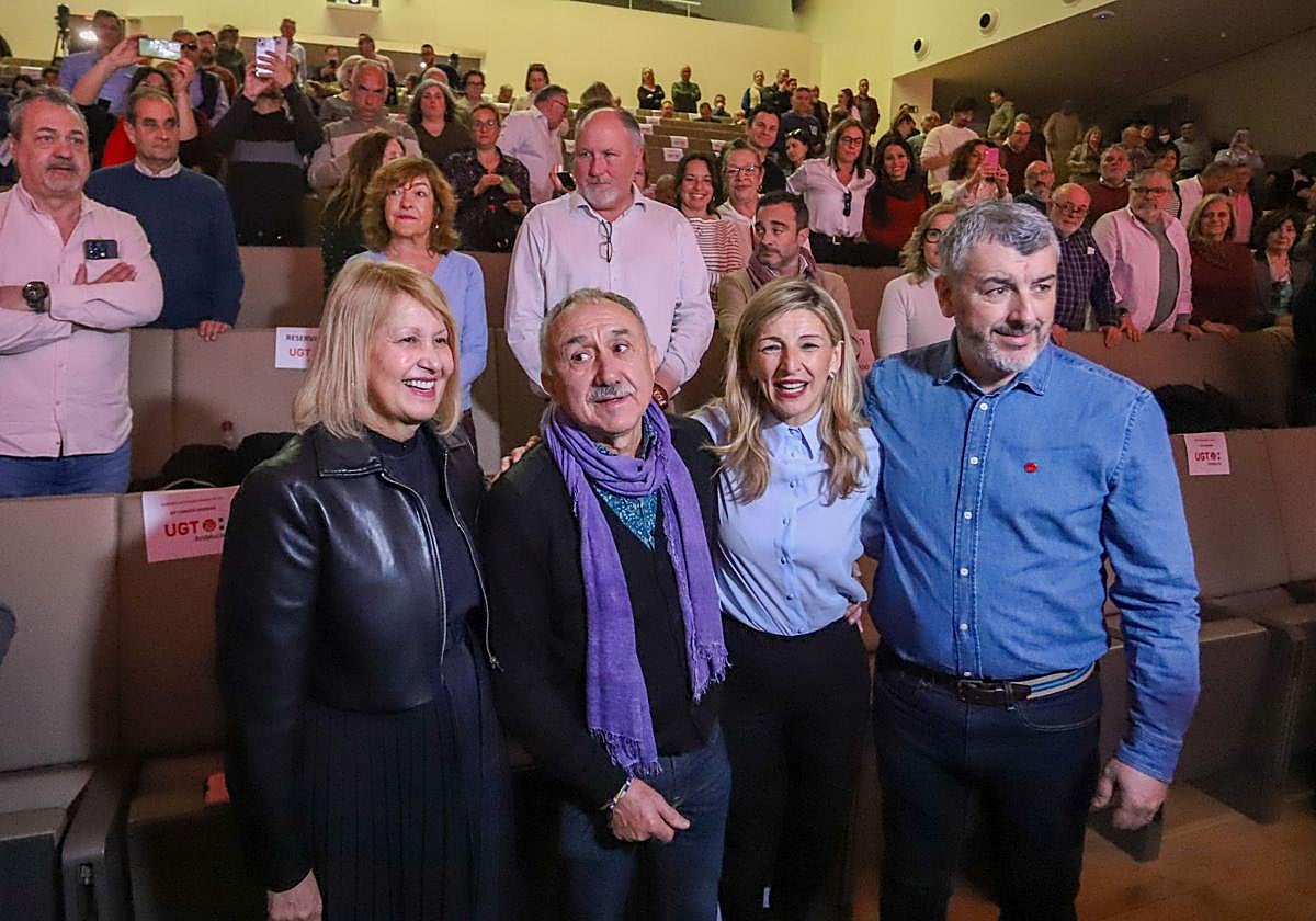 Yolanda Díaz, entre al secretario general de UGT y el de Andalucía, en el congreso que ha tenido lugar en Granada.