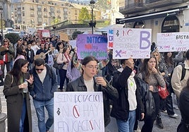 Manifestación a su paso por la calle Bernabé Soriano de la capital.