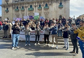 La manifestación de alumnos y profesores del Conservatorio Superior de Jaén ha hecho una parada en la plaza de Santa María.