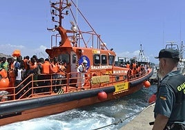 Un agente de la Guardia Civil, en una imagen de archivo, ante la llegada de migrantes.