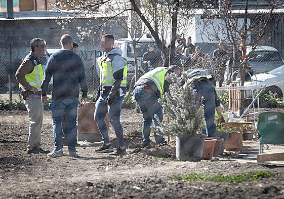 Agentes de Guardia Civil y Policía Nacional rastrean el zulo de armas.