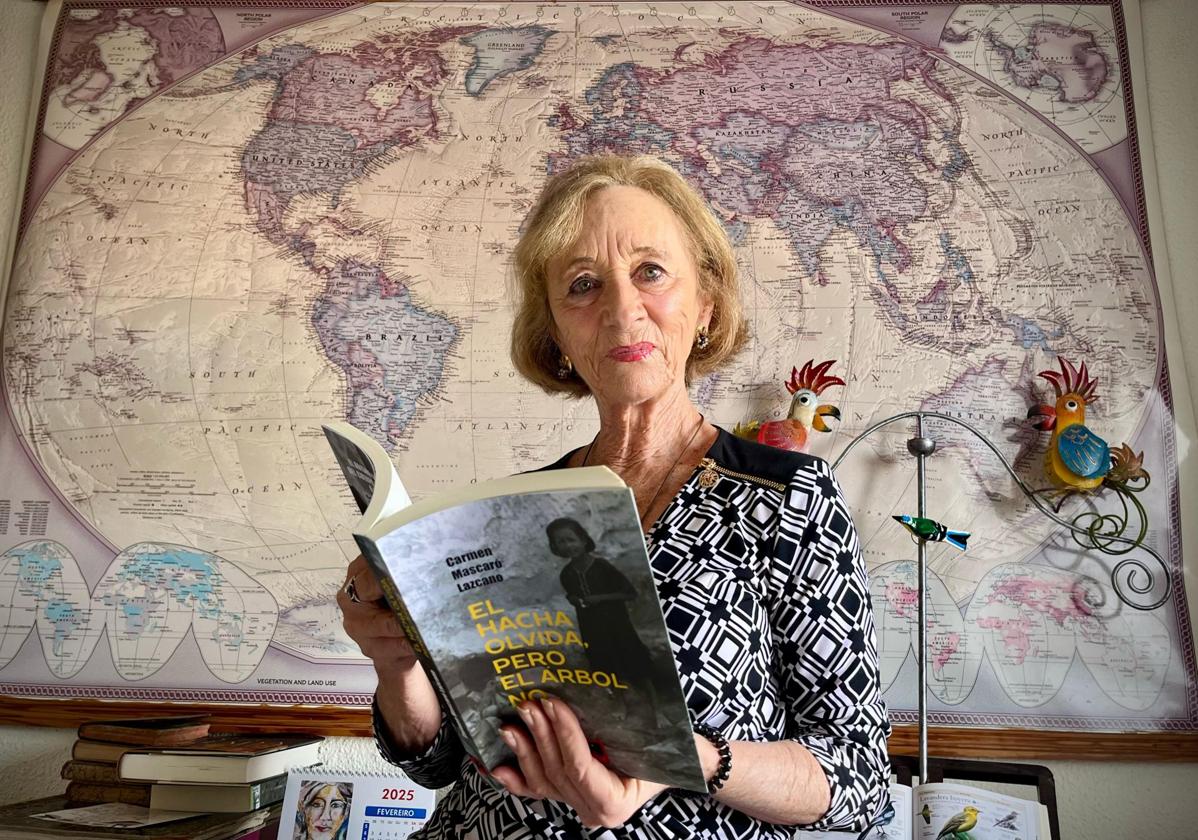 Carmen Mascaró, en el salón de su casa, con un ejemplar de su novela.