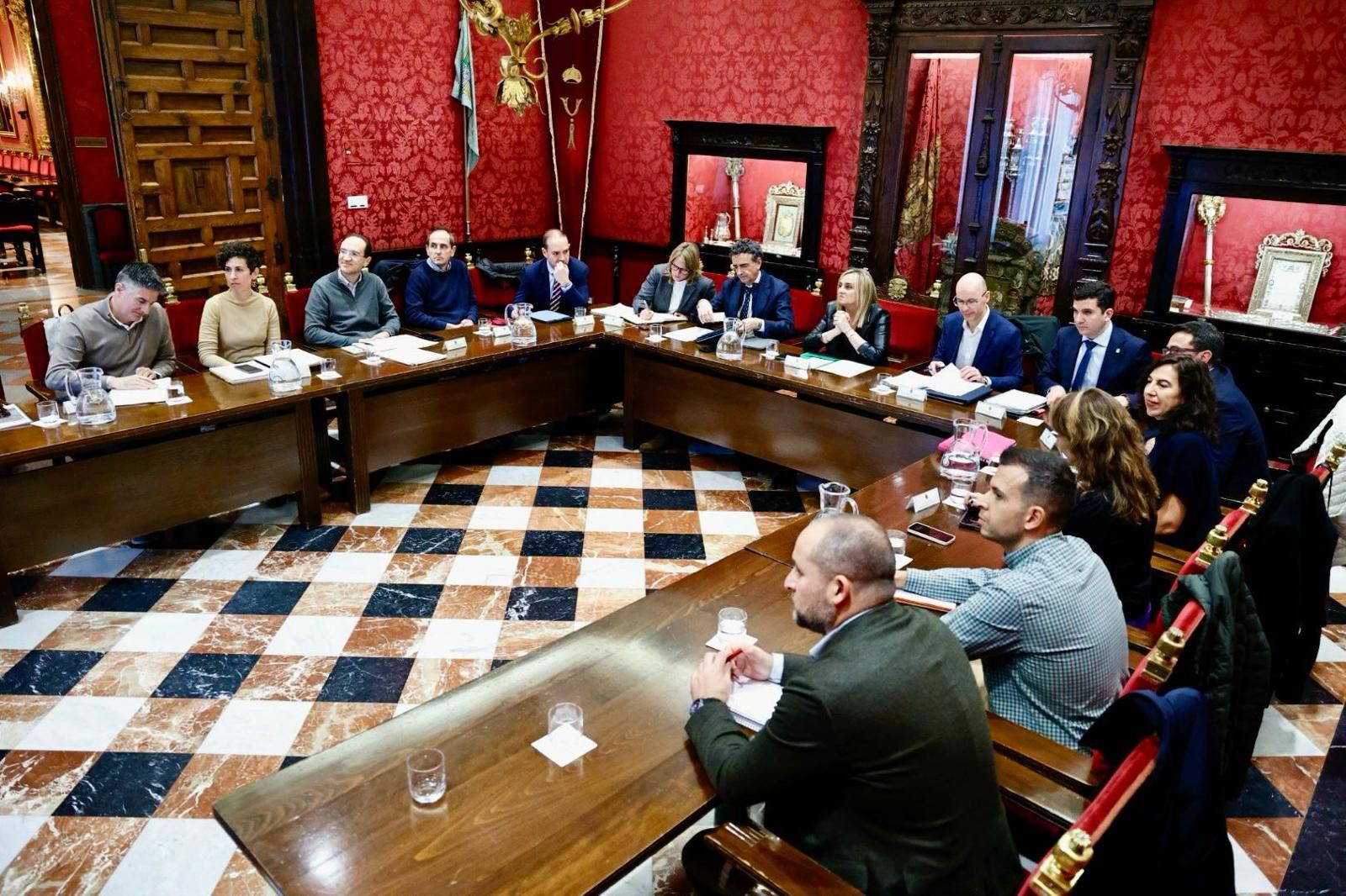 La mesa técnica que está definiendo la integración del AVE, en su tercera reunión, este jueves en Granada.