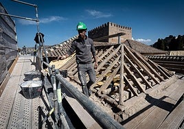 Operarios trabajan en una de las cubiertas, ya desarmadas, que se encuentran sobre las estancias de lo que fue el Museo Nacional de Arte Hispano Musulmán hasta 1995.