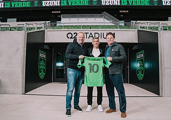 Uzuni posa con su nueva camiseta.