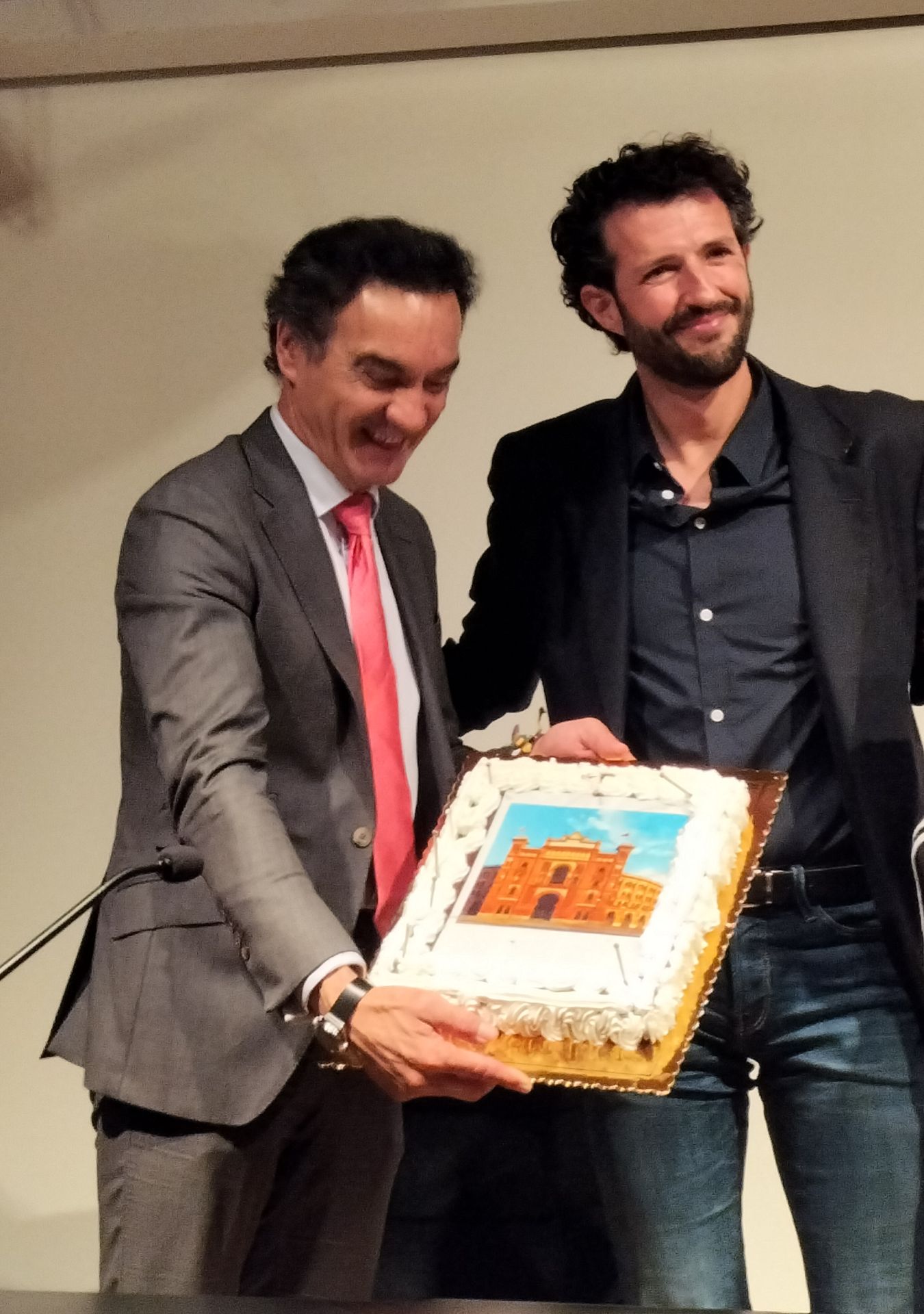 El Cid, con la tarta sorpresa por sus 25 años de matador