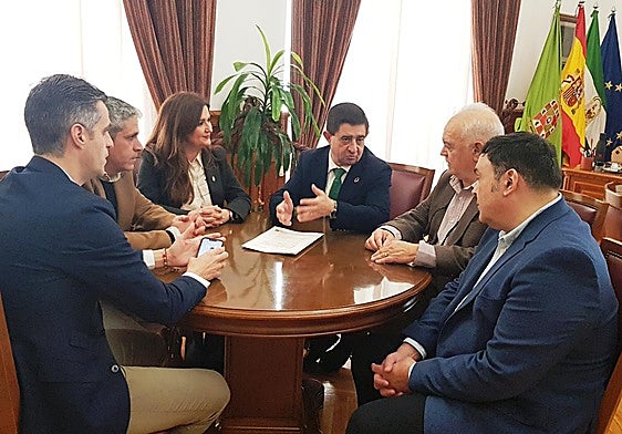 Reunión de Paco Reyes con representantes de