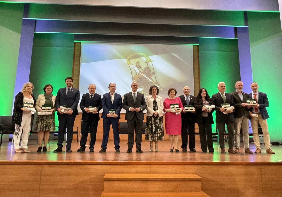 Foto de familia de los galardonados con las Banderas de Andalucía en Jaén.