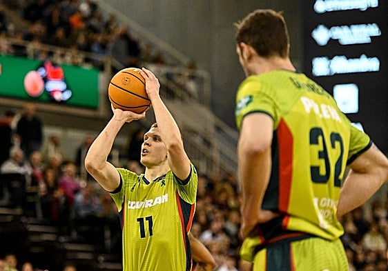 Elias Valtonen, que perdió ante Serbia con Finlandia, lanza un tiro libre con el Covirán.