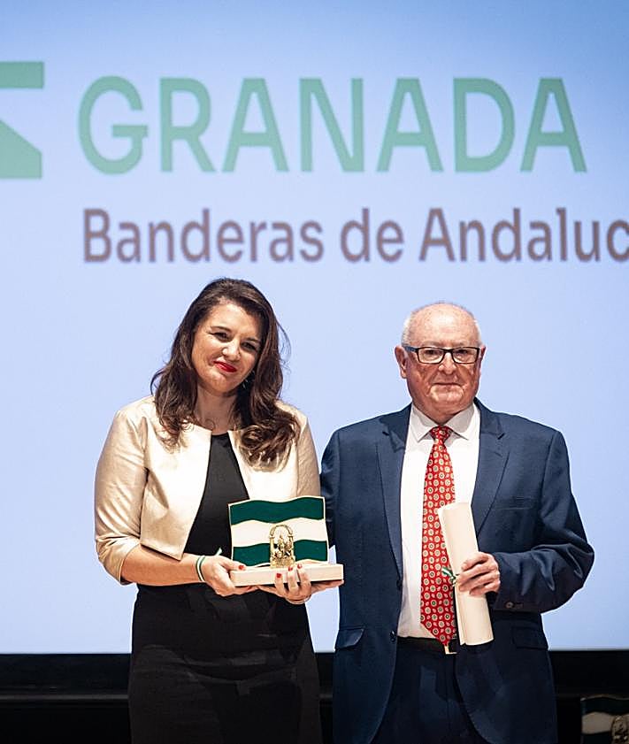 Imagen secundaria 2 - Distintos momentos del acto de entrega de las Banderas de Andalucía.