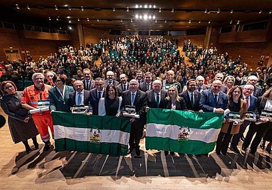 Foto de familia de los galardonados con la Bandera de Andalucía.