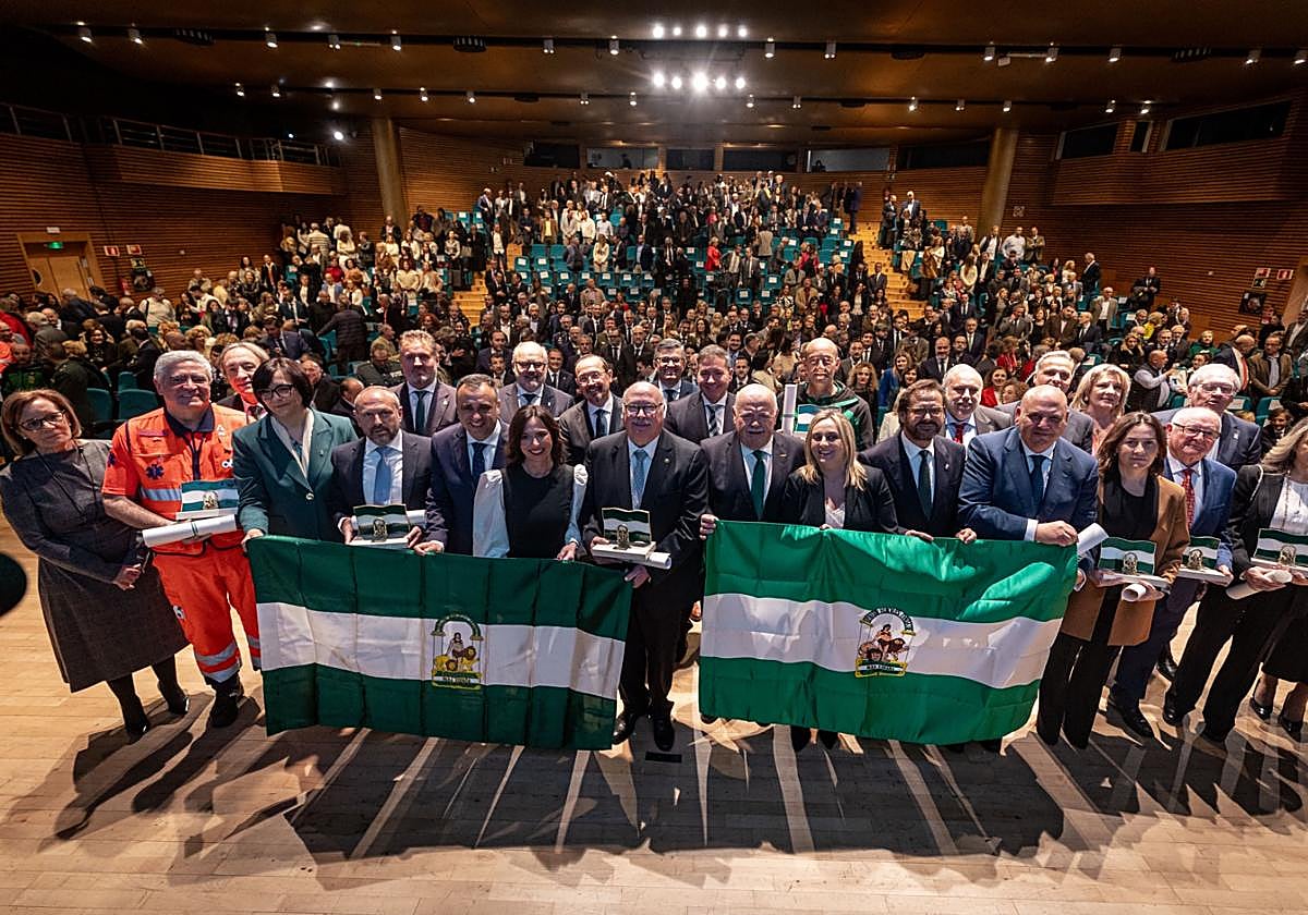 Foto de familia de los galardonados con la Bandera de Andalucía.