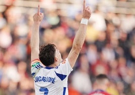 Lucas Boyé dedica al cielo su gol en Huesca.