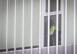 Un agente de la UDEF, durante el registro del pasado miércoles en las dependencias de la Jefatura de la Policía Local de Granada.