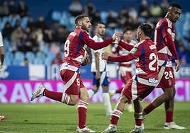 Weissman agradece a Rodelas su asistencia de gol en el partido de Copa ante el Zaragoza.