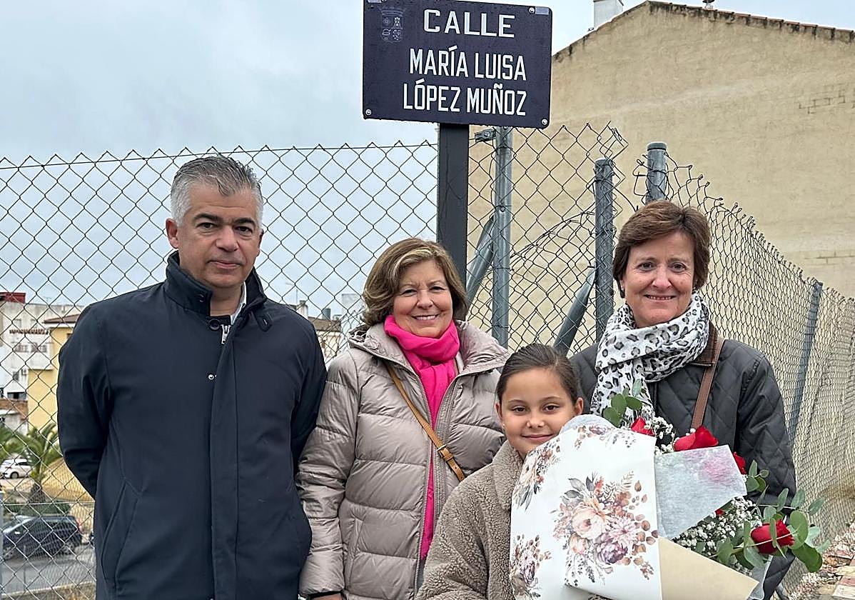 El alcalde Emilio Torres con familiares de María Luisa López.