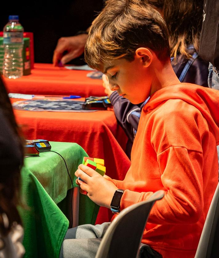 Imagen secundaria 2 - Sergio y sus compañeros, durante la prueba. 