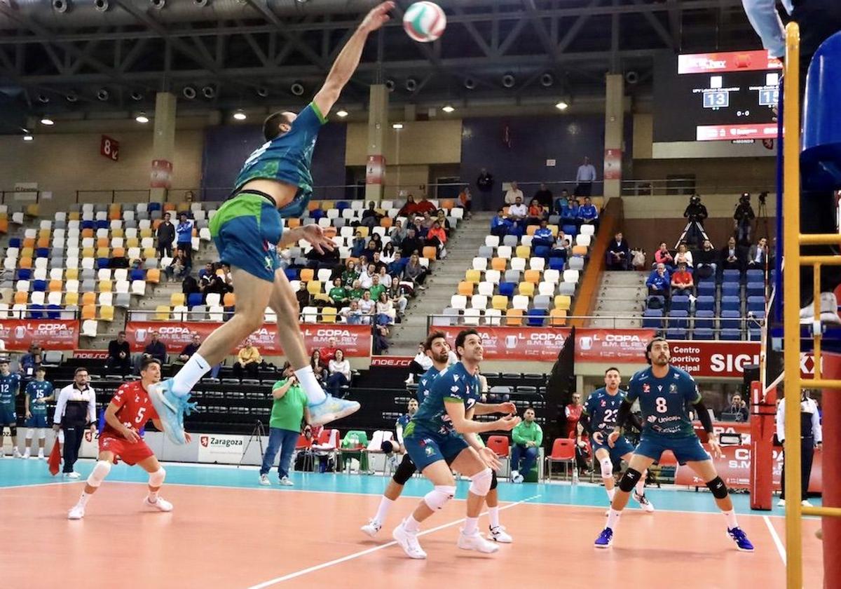 Brandon Rattray ataca por dos durante el partido ante Léleman Conqueridor.