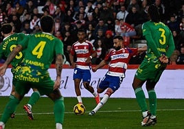 Abde Rebbach arma la pierna derecha para su gol.