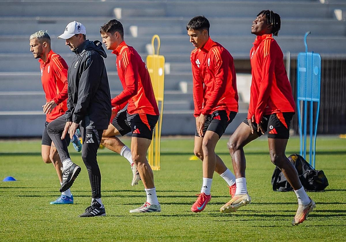 El recreativista Pere Haro, en el centro, durante un entrenamiento esta semana.