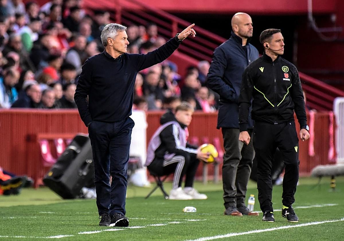 Fran Escribá da indicaciones a sus futbolistas durante el partido.
