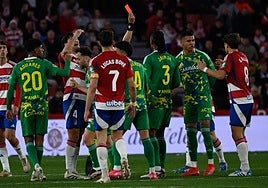 Cid Camacho expulsa a Gonzalo Villar.