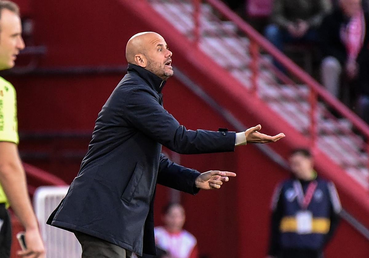 Miguel Ángel Ramírez exige a sus futbolistas durante el partido.