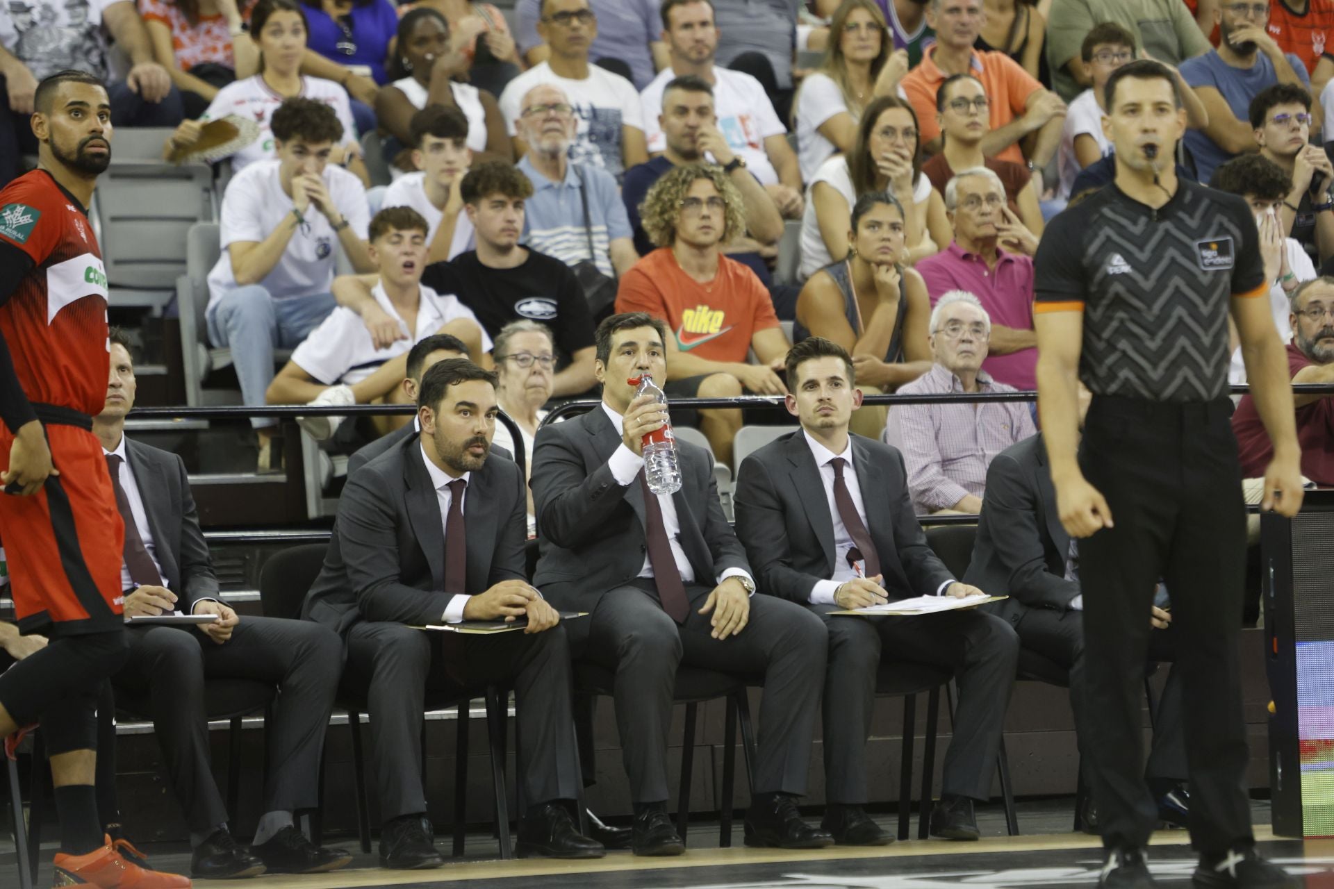 Todos están pendientes del desarrollo del partido, pero el árbitro es el mayor responsable.