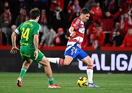 El rojiblanco Sergio Ruiz pasa el balón ante el Zaragoza en Los Cármenes.