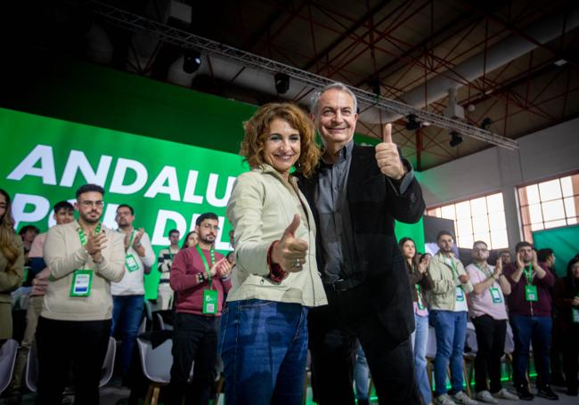 Montero y Zapatero posan antes de la intervención del expresidente del Gobierno.