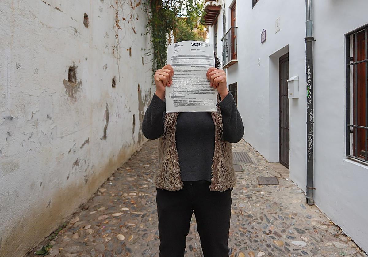 Andrea (nombre ficticio) posa con la denuncia interpuesta contra su agresor.