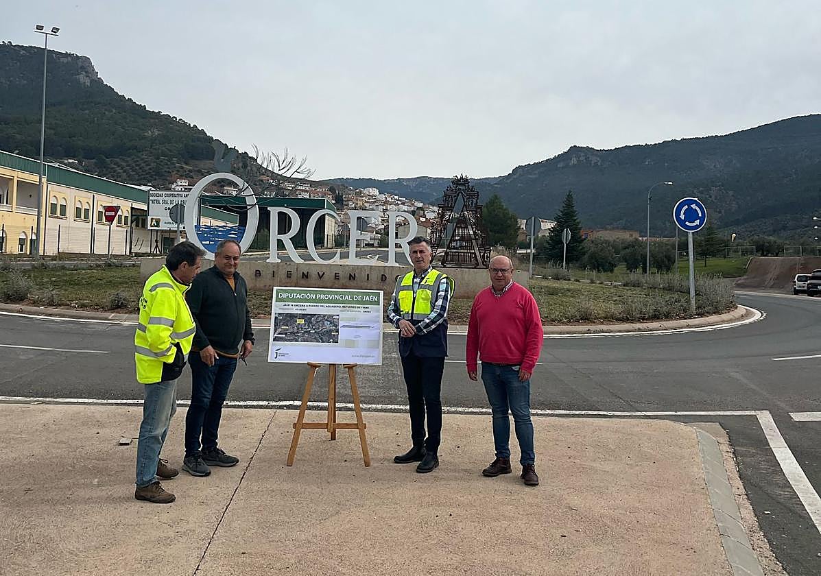 El diputado José Luis Agea presenta el proyecto junto al alcalde de Orcera, Juan Francisco Fernández.